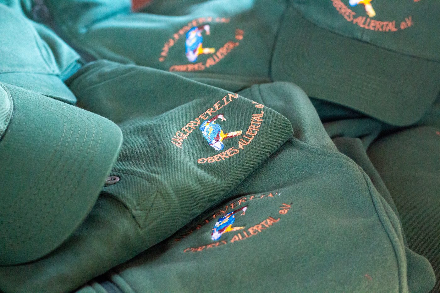 Poloshirts des Anglervereins mit gesticktem Logo