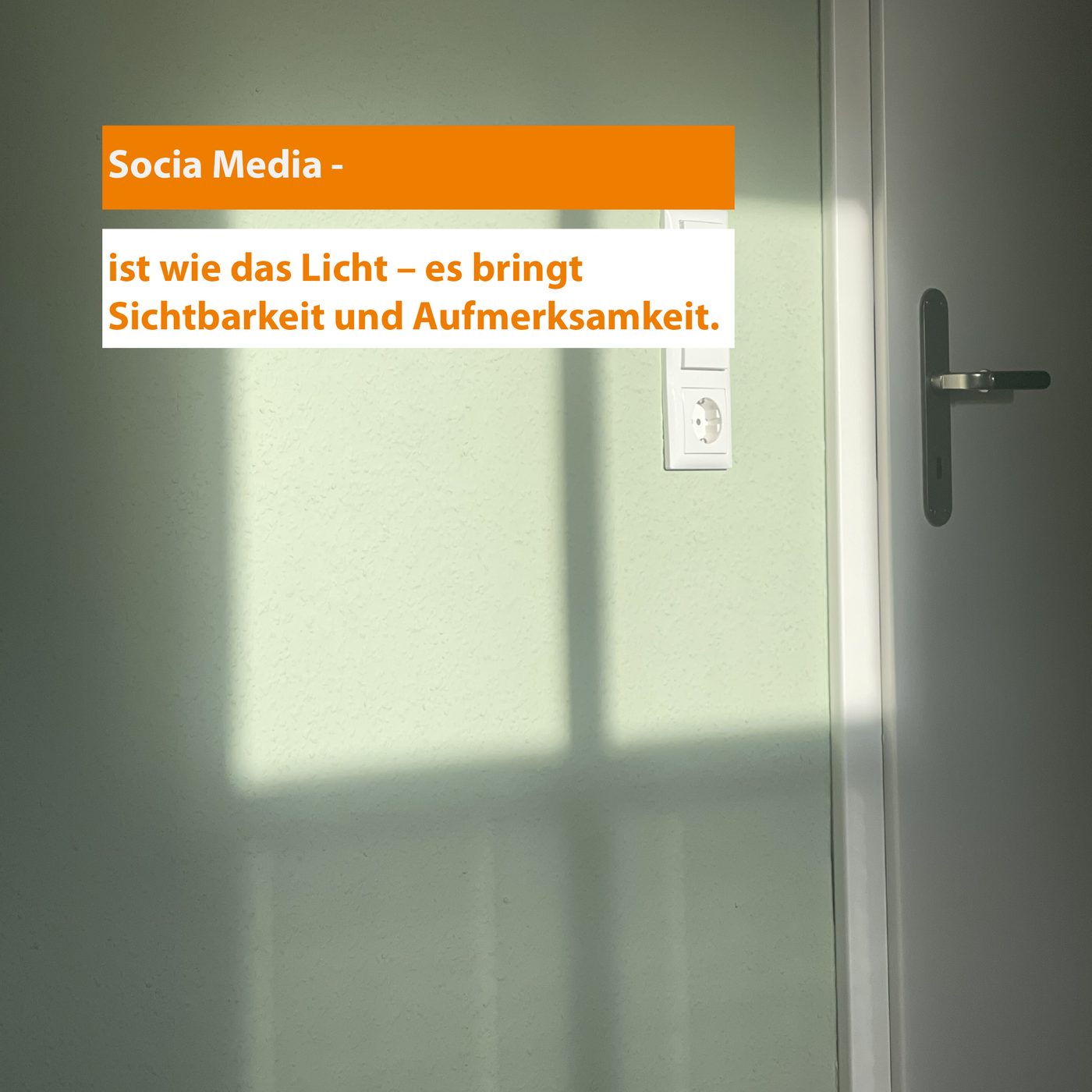 Instagram-Beitrag: Social Media ist wie das Licht – es bringt Sichtbarkeit und Aufmerksamkeit Instagram-Beitrag: Social Media ist wie das Licht – es bringt Sichtbarkeit und Aufmerksamkeit