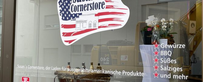 Schaufenster von Susan’s Cornerstore mit Logo und Beschriftung