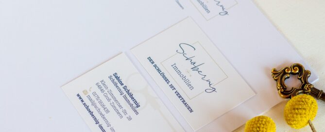 Visitenkarte und Briefpapier für Schöbernig Immobilien mit gelben Blüten