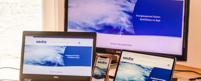 Website eines Heizungsbetriebs auf Bildschirm, Laptop, Tablet und Handy