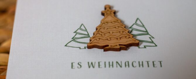 Weihnachtskarte mit aufgesetztem Holzbaum